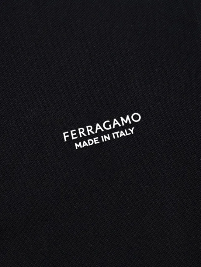 Ferragamo, the most New Arrival short-sleeved POLO shirt of the year, is handsome and fashionable, with a patterned logo on the chest, and is a simple Versatile style. The fabric is piqué cotton. It is not only stiff and maintains a trendy silhouette, but also comfortable to wear. The yarn is more delicate. Sizes M-3XL